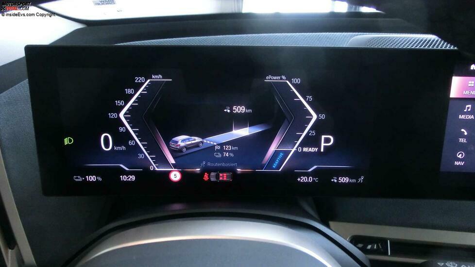 BMW iX xDrive 50: Das Display zeigt hier oben die Restreichweite an, darunter die noch zu fahrenden Kilometer bis zum Ziel und die prognostizierte Restladung am Ziel