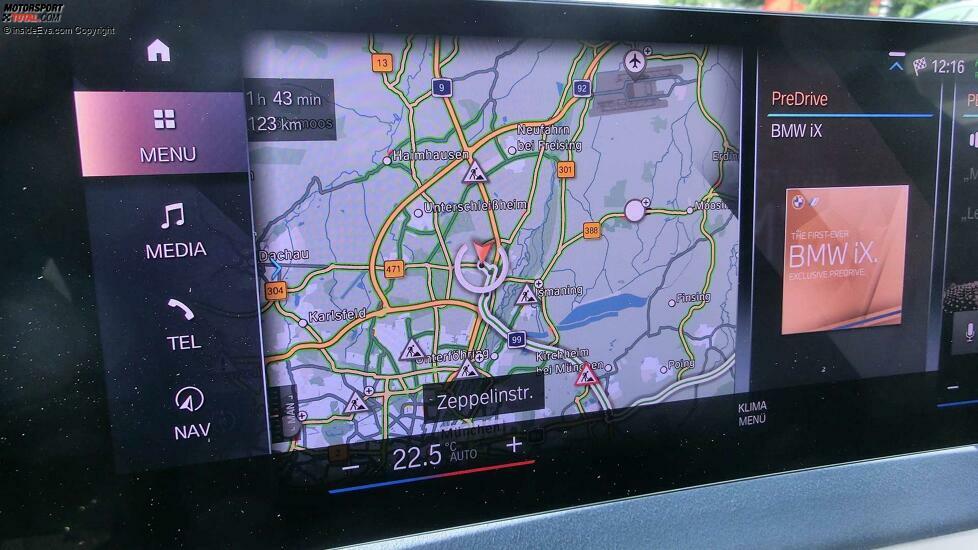 BMW iX xDrive 50: Der Touchscreen (hier im Navi-Modus) zeigt immer auch die eingestellte Temperatur an; so kann man sie leicht per Fingertipp einstellen