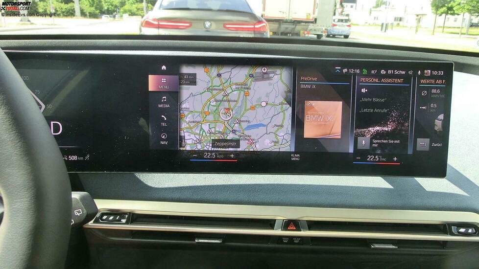 BMW iX xDrive 50: Der Touchscreen zeigt rechts unter anderem die Sprachkommandos und den Stromverbrauch an