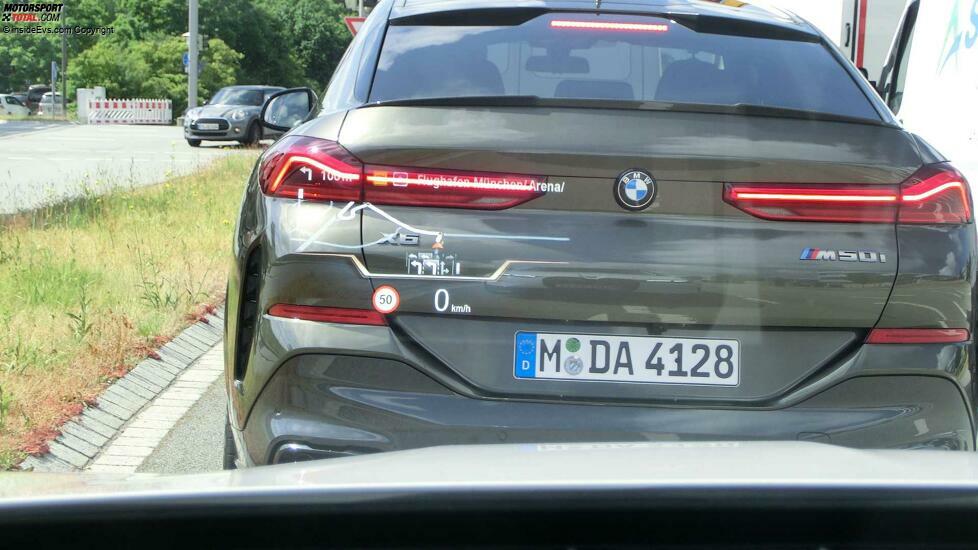 BMW iX xDrive 50: Das Head-up-Display zeigt unter anderem Tempolimits und Fahrspuren an