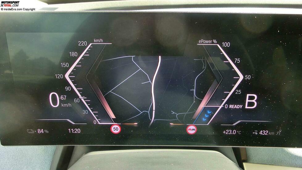 BMW iX xDrive 50: Natürlich kann man sich auch die Navi-Karte aufs Instrumentendisplay legen