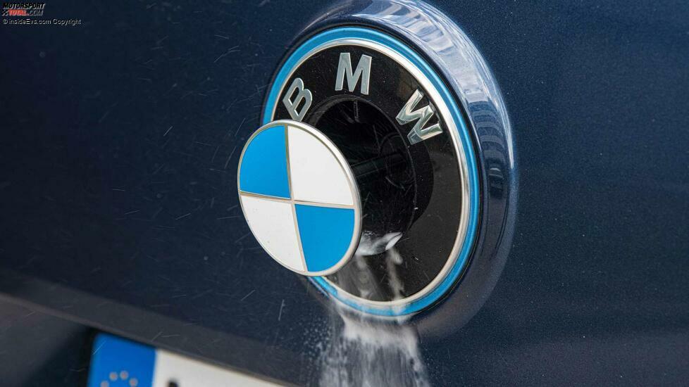 BMW iX xDrive 50 (2021) in Dunkelblau: Exterieur-Details