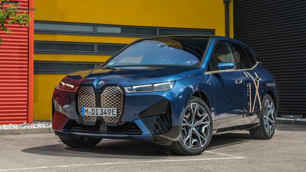 BMW iX xDrive 50 (2021) in Dunkelblau: Exterieur