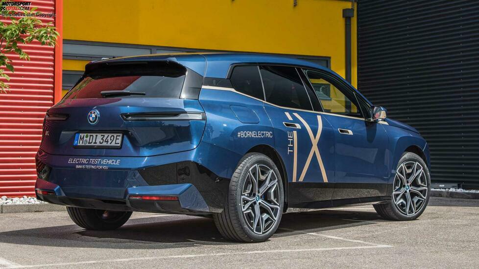 BMW iX xDrive 50 (2021) in Dunkelblau: Exterieur