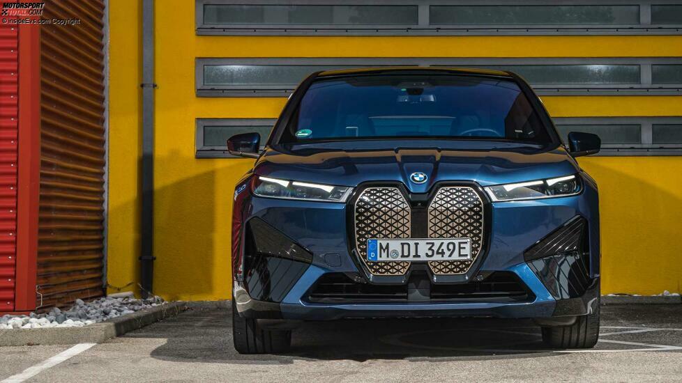 BMW iX xDrive 50 (2021) in Dunkelblau: Exterieur