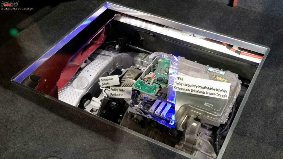 BMW xDrive als Schnittmodell in Dingolfing: Antriebseinheit HEAT unter dem Kofferraum