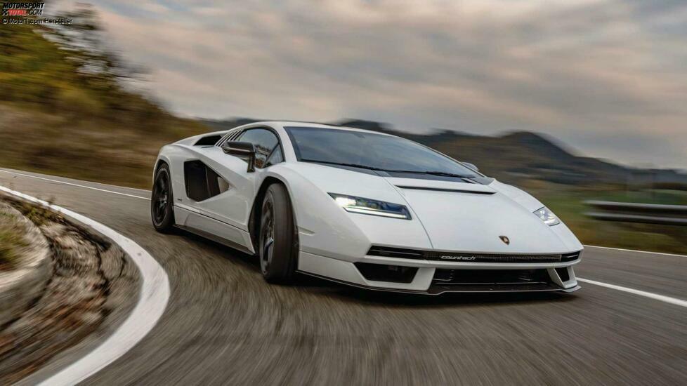 Lamborghini Countach LP 800-4 im realen Straßenverkehr