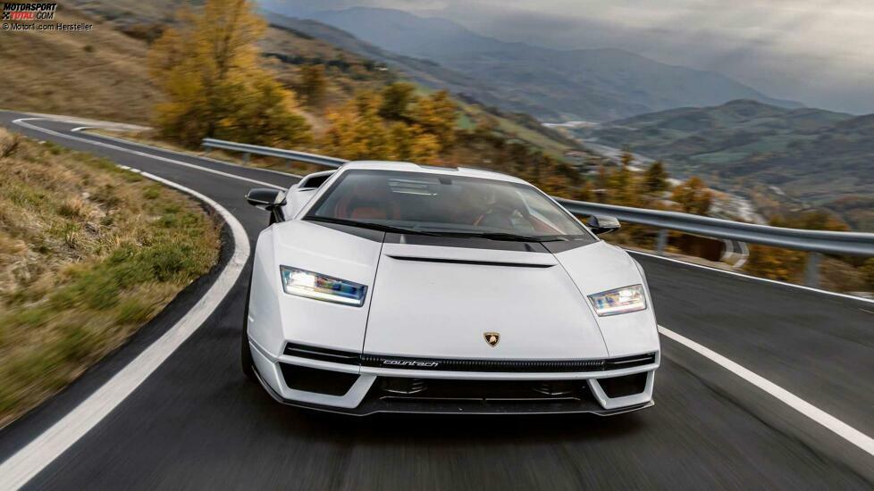 Lamborghini Countach LP 800-4 im realen Straßenverkehr