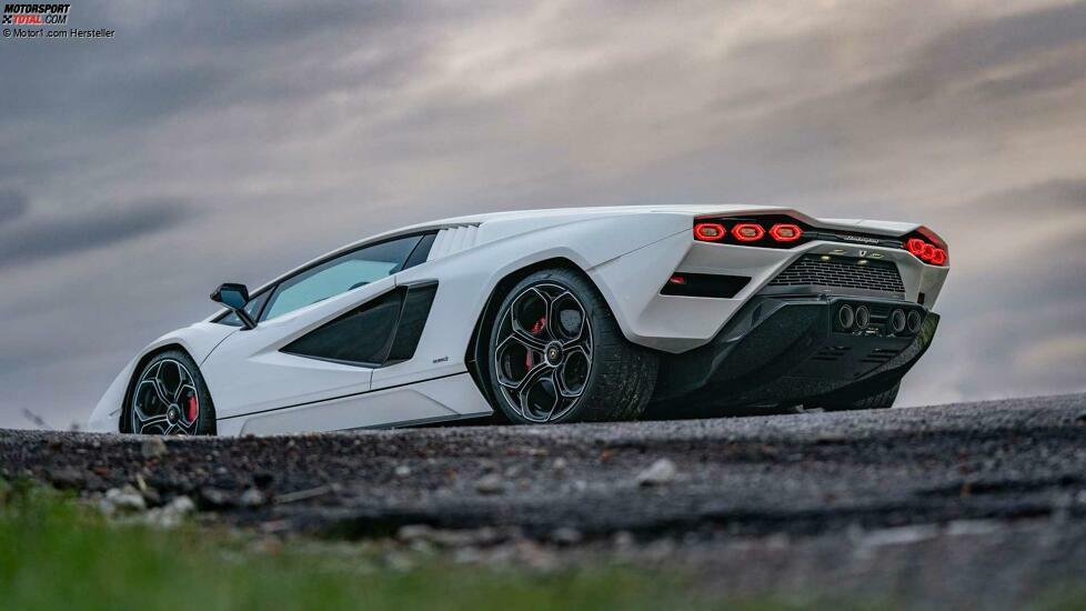 Lamborghini Countach LP 800-4 im realen Straßenverkehr