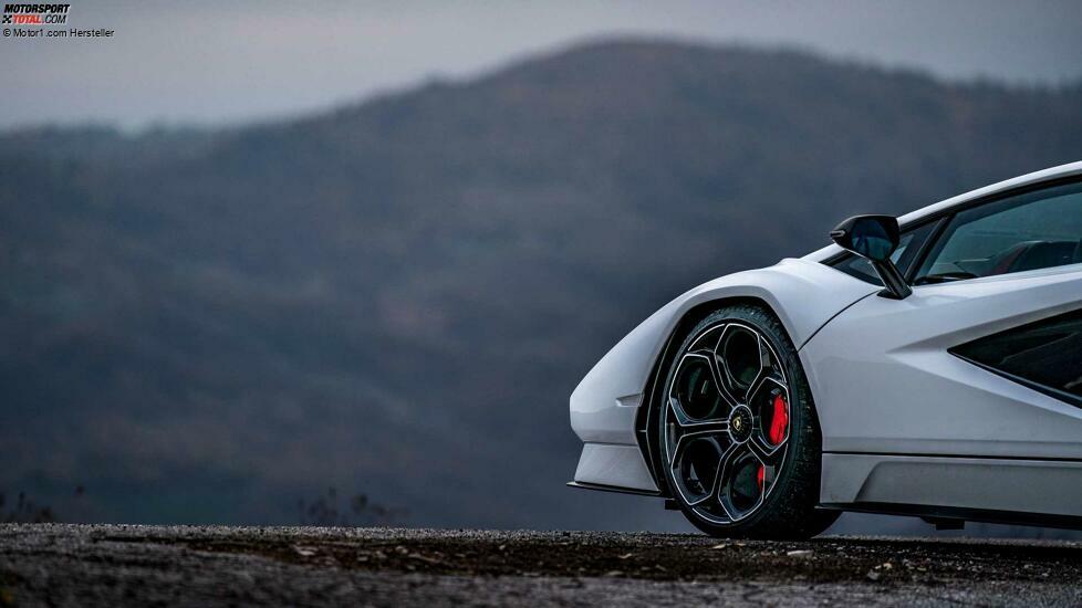 Lamborghini Countach LP 800-4 im realen Straßenverkehr