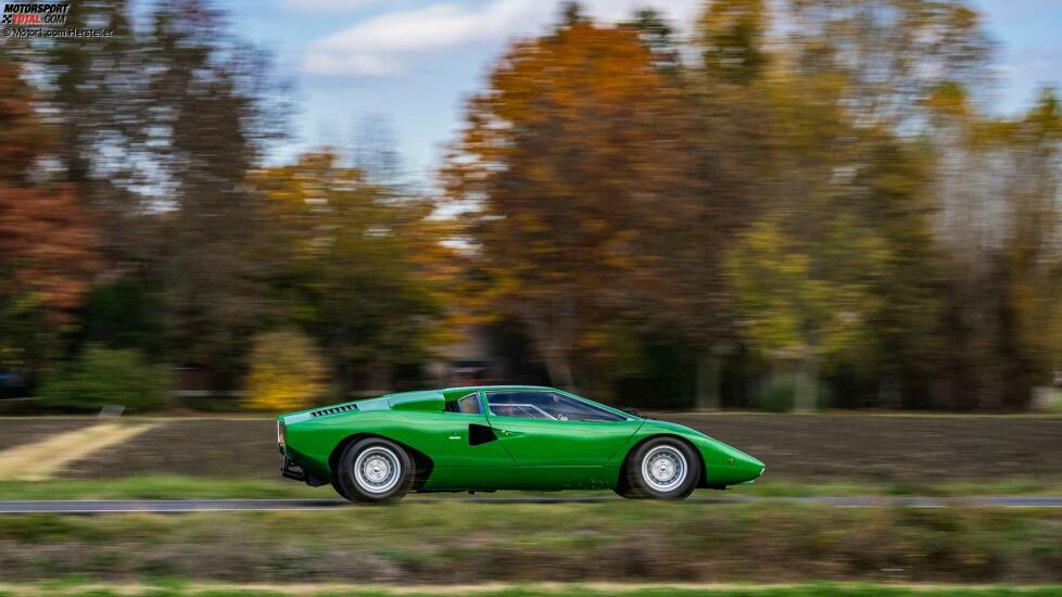 Lamborghini Countach LP 800-4 im realen Straßenverkehr