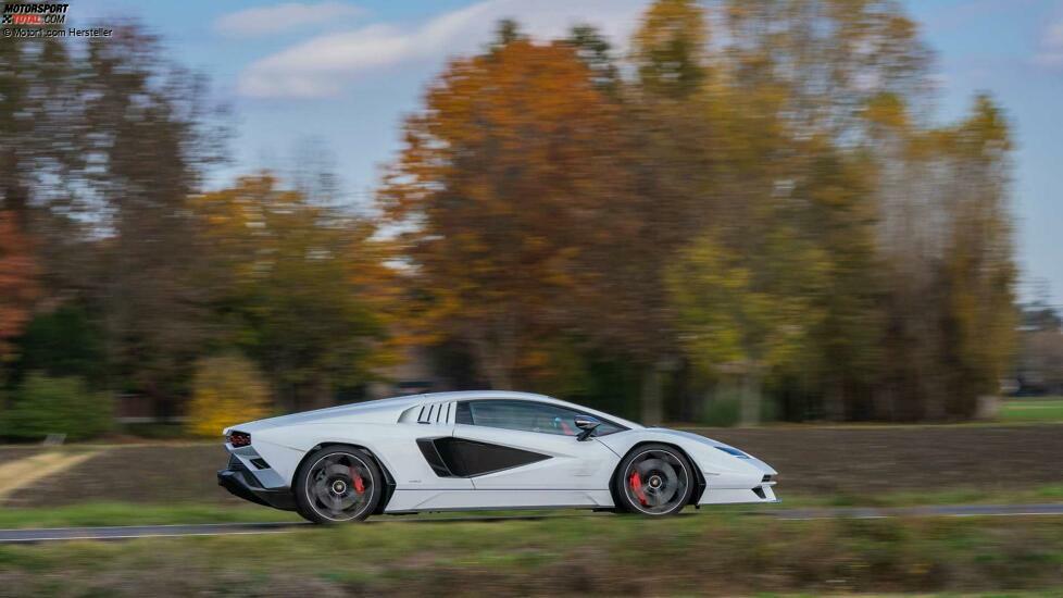 Lamborghini Countach LP 800-4 im realen Straßenverkehr