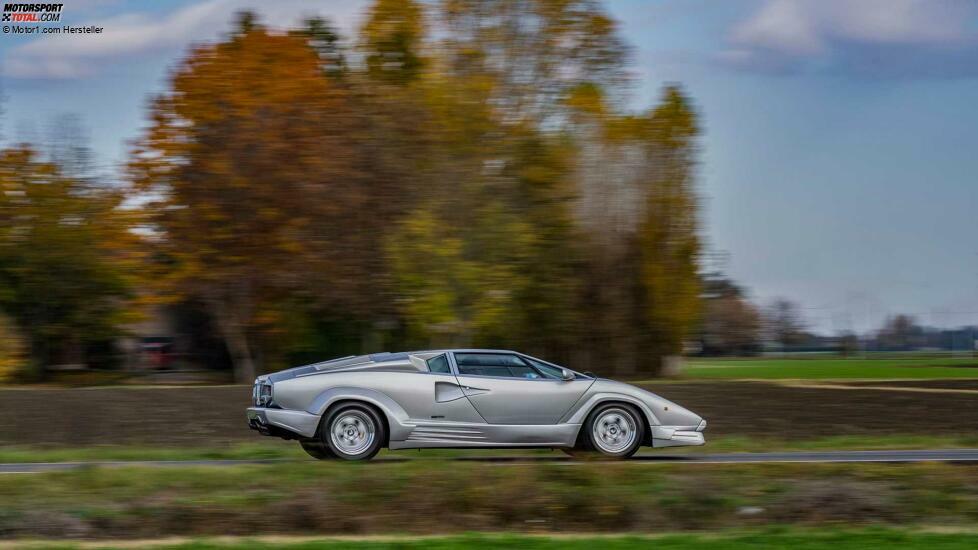 Lamborghini Countach LP 800-4 im realen Straßenverkehr