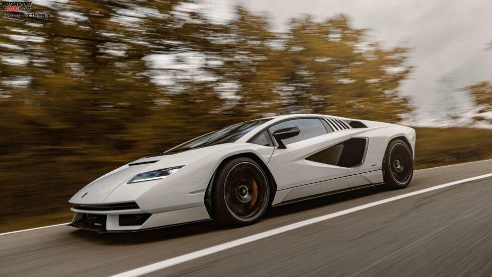Lamborghini Countach LP 800-4 im realen Straßenverkehr