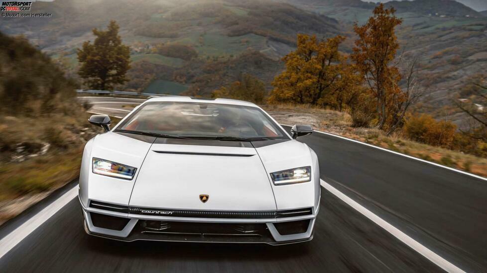Lamborghini Countach LP 800-4 im realen Straßenverkehr