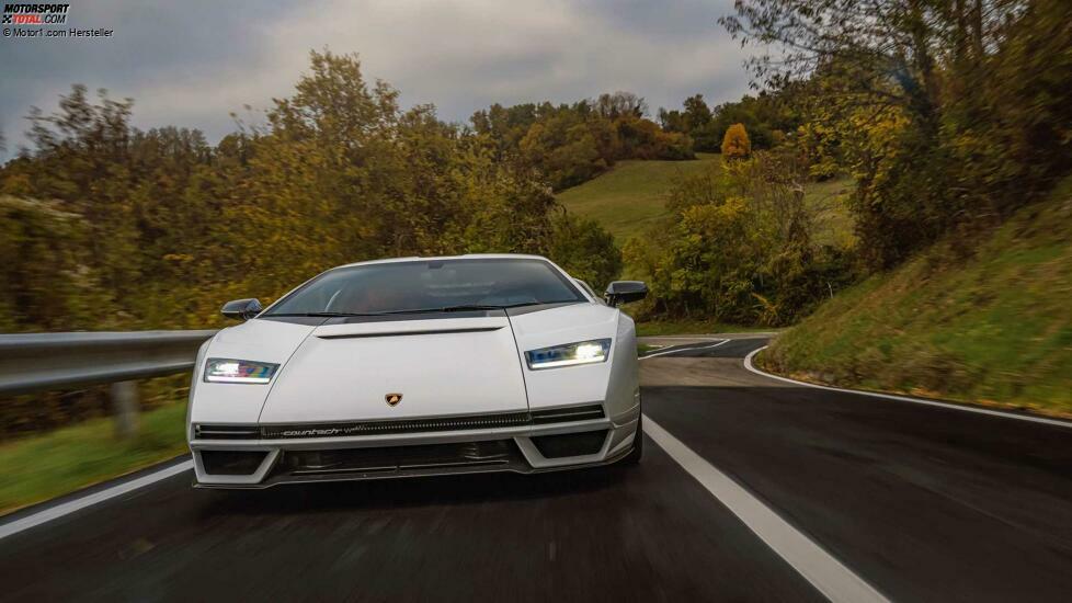 Lamborghini Countach LP 800-4 im realen Straßenverkehr