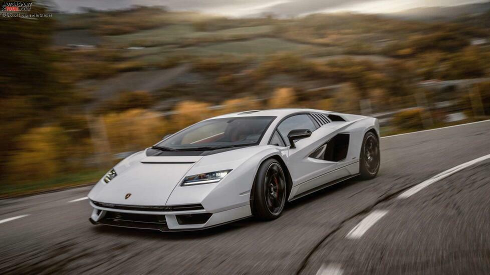 Lamborghini Countach LP 800-4 im realen Straßenverkehr