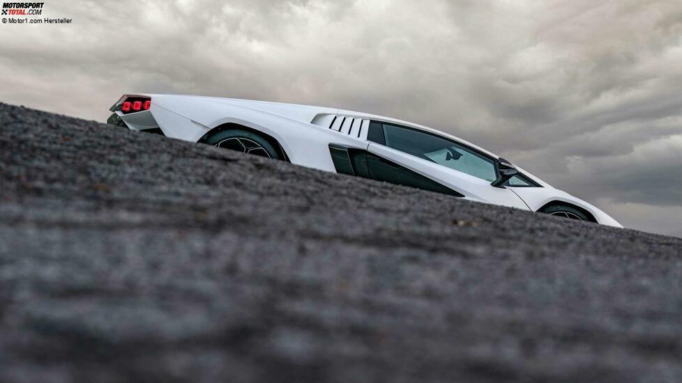 Lamborghini Countach LP 800-4 im realen Straßenverkehr