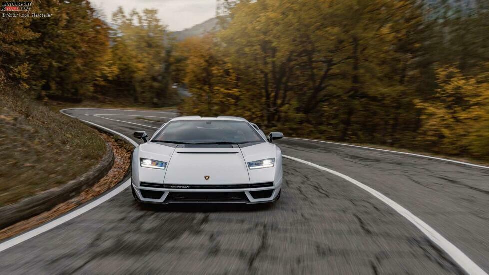Lamborghini Countach LP 800-4 im realen Straßenverkehr