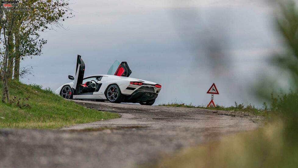 Lamborghini Countach LP 800-4 im realen Straßenverkehr