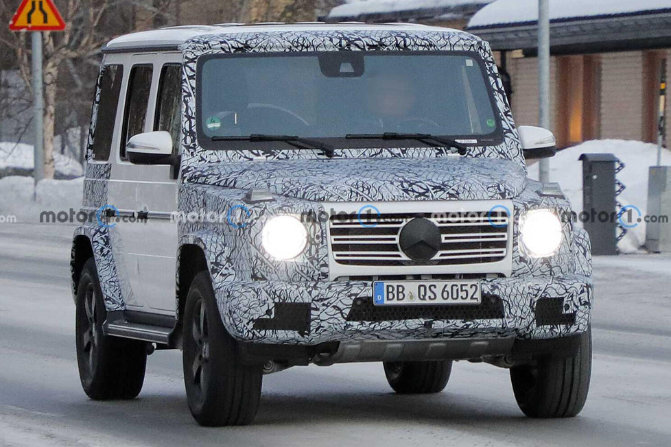 Seit inzwischen vier Jahren ist die aktuelle Version der Mercedes G-Klasse auf dem Markt: Ein Erlkönig zeigt die bevorstehende Modellpflege
