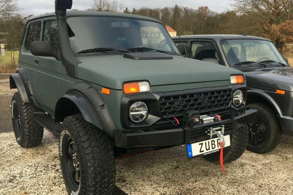 Dieser stark modifizierte Lada Niva 4x4 wird derzeit in Deutschland über eBay zum Verkauf angeboten