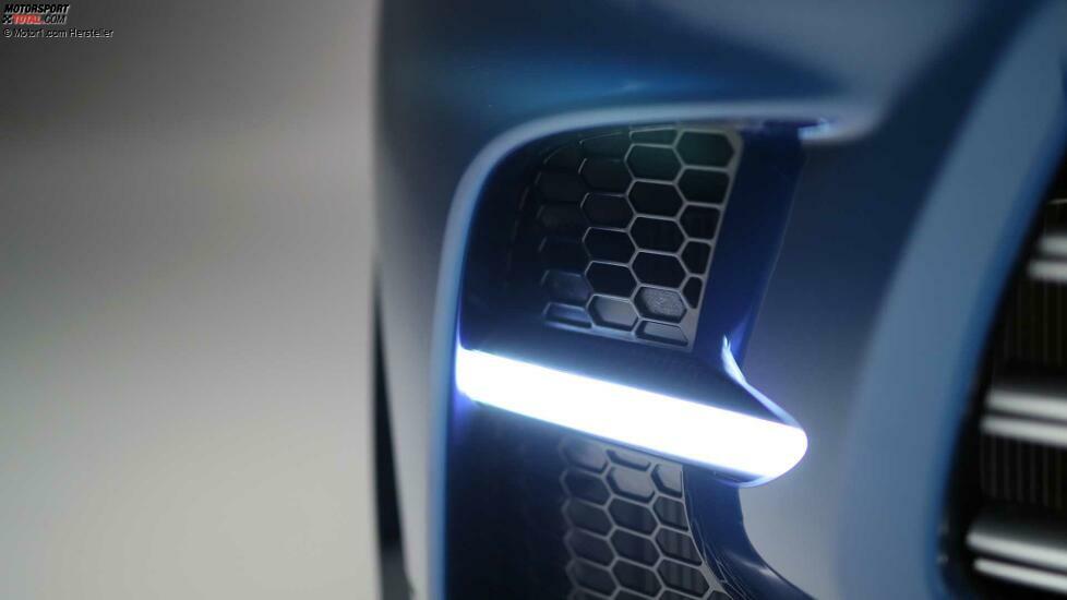 Aston Martin DBX707 Wartezeit an der Ecke