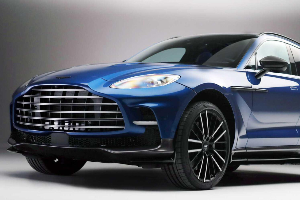 Aston zeigt den neuen SUVerlativ mit über 700 PS, neuem Getriebe, umfassenden Fahrwerksmodifikationen und einem vermutlich sehr hohen Preisschild