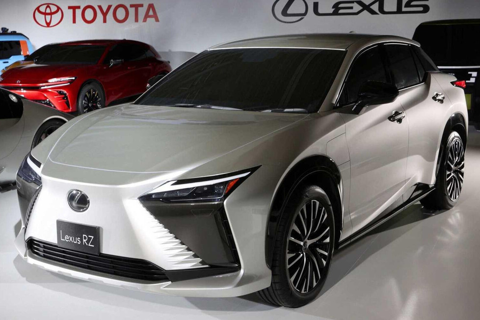 Lexus bekommt im Jahr 2022 ein neues Elektro-SUV. Der Rz 450e dürfte 20 cm länger als der UX 300e sein und einen 160-kW-Allradantrieb haben.