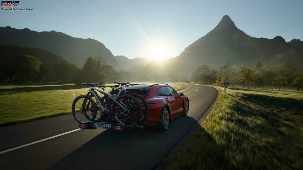 Porsche Taycan Cross Turismo mit Fahrrad-HecktrÃ¤ger