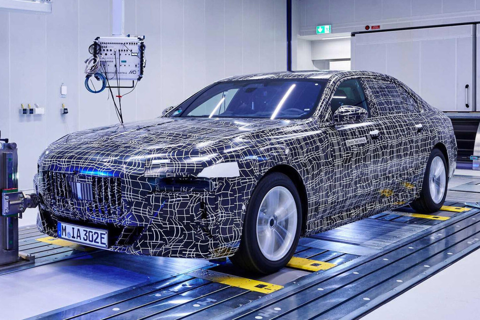 Mitte des Jahres 2022 wird der erste rein elektrische BMW 7er alias i7 vorgestellt: Jetzt zeigt sich der i7 noch getarnt im Akustik-Testlabor