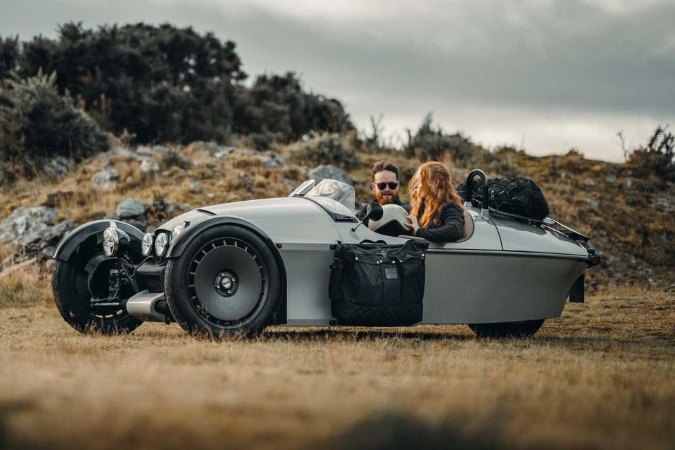 Die Plattform des Dreirads besteht aus einem geklebten Aluminium-Monocoque, das nach Angaben des britischen Unternehmens ein echtes Monocoque ist