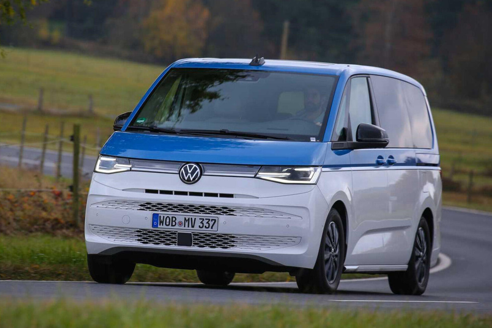Nach den Benziner- und Plug-in-Hybrid-Modellen schiebt VW den Diesel im T7 Multivan nach - Das Modell mit 150 PS ist ab sofort bestellbar: ab 48.748 Euro