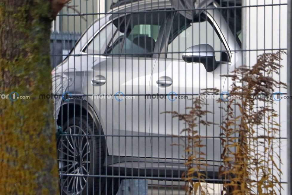 Unsere Erlkönigjäger haben den neuen Mercedes GLC vor dem Werk in Stuttgart erwischt, als er ungetarnt auf einen LKW verladen wurde