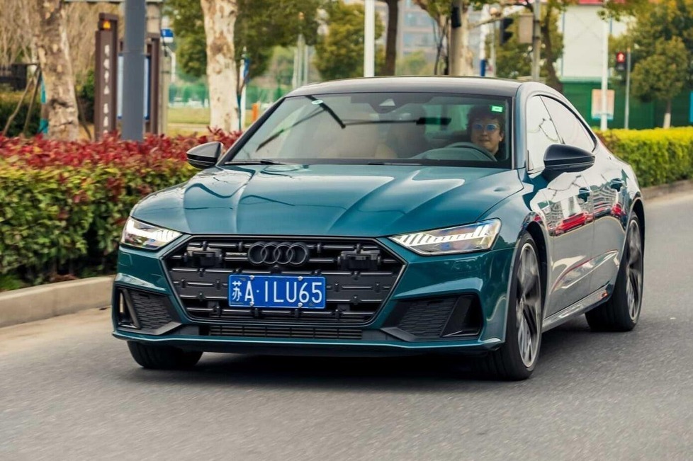 Das Fließheck basiert wiederum auf einer Limousine. Er ist außerdem länger als der A6 und der Radstand ist größer als der des A8 ...