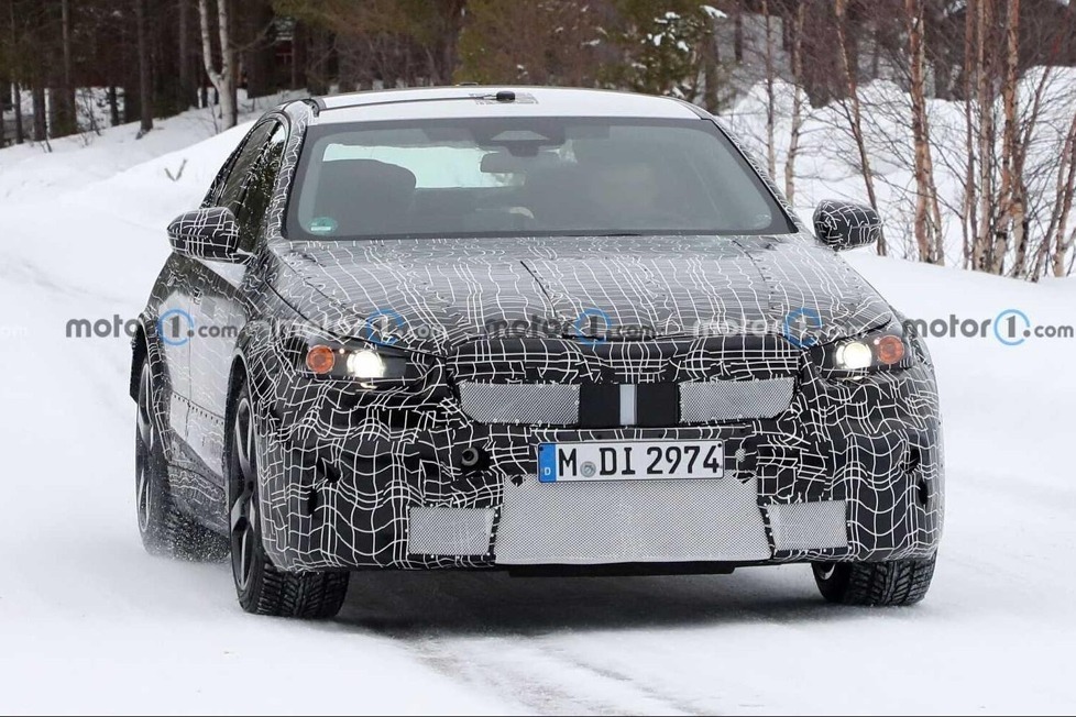Es bleibt wohl beim V8 und vier Endrohren, hinzu kommt aber Elektro-Doping