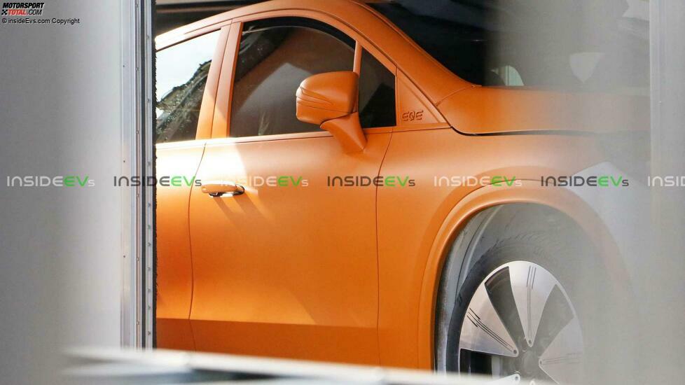 Mercedes EQE SUV als Erlkönig in Orange