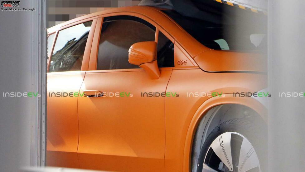 Mercedes EQE SUV als Erlkönig in Orange