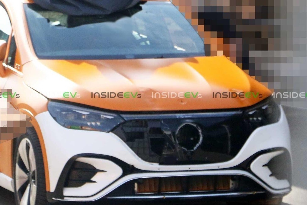 Der orangefarbene Prototyp mit ramponierter Front kam wohl direkt vom Crashtest