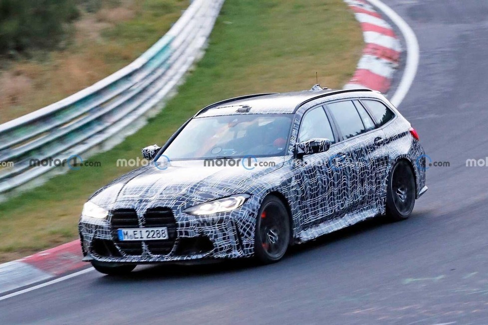 Der Kraft-Kombi zeigt sich neben seinem nie gebauten Vorfahren: dem M3 Touring E46