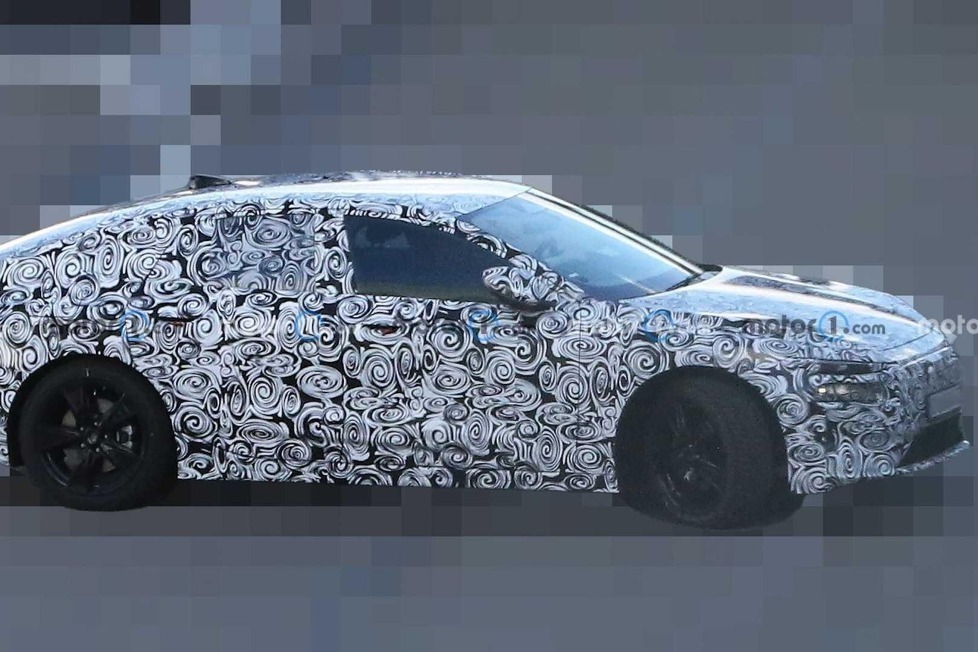 Der Prototyp des Elektroautos zeigt sich mit geteiltem Scheinwerferdesign