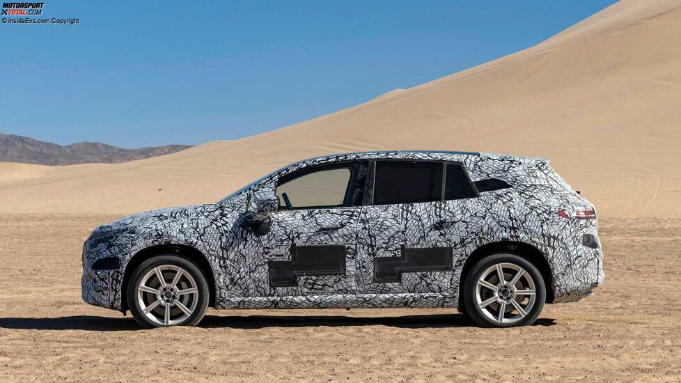 Mercedes EQS SUV bei Testfahrten durch Sanddünen
