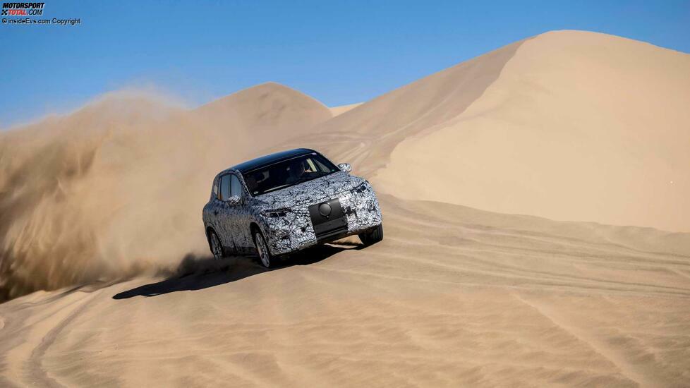 Mercedes EQS SUV bei Testfahrten durch Sanddünen