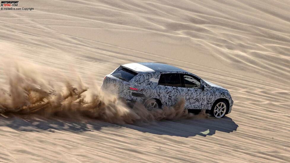 Mercedes EQS SUV bei Testfahrten durch Sanddünen