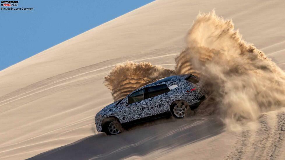 Mercedes EQS SUV bei Testfahrten durch Sanddünen