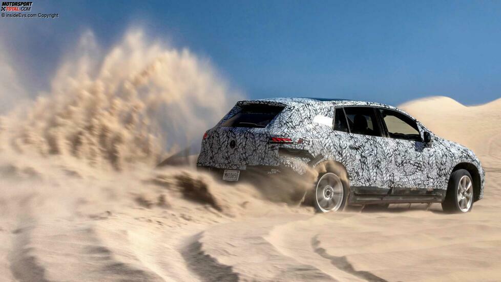Mercedes EQS SUV bei Testfahrten durch Sanddünen