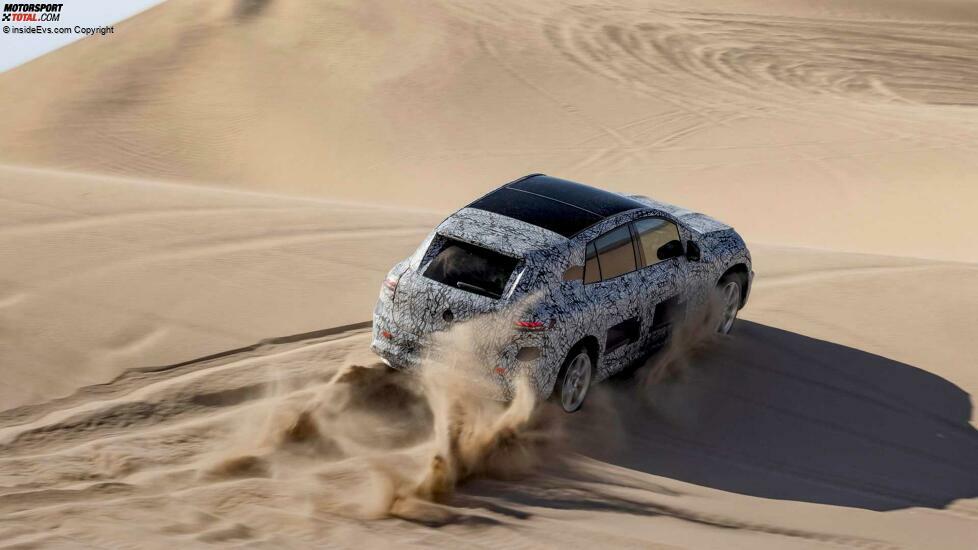 Mercedes EQS SUV bei Testfahrten durch Sanddünen