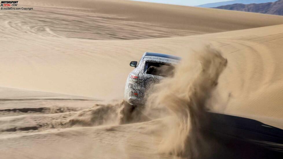 Mercedes EQS SUV bei Testfahrten durch Sanddünen