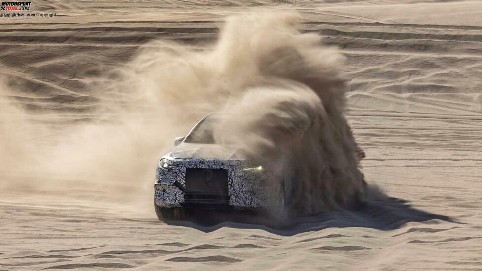 Mercedes EQS SUV bei Testfahrten durch Sanddünen