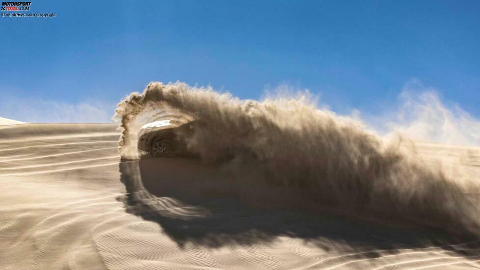 Mercedes EQS SUV bei Testfahrten durch Sanddünen